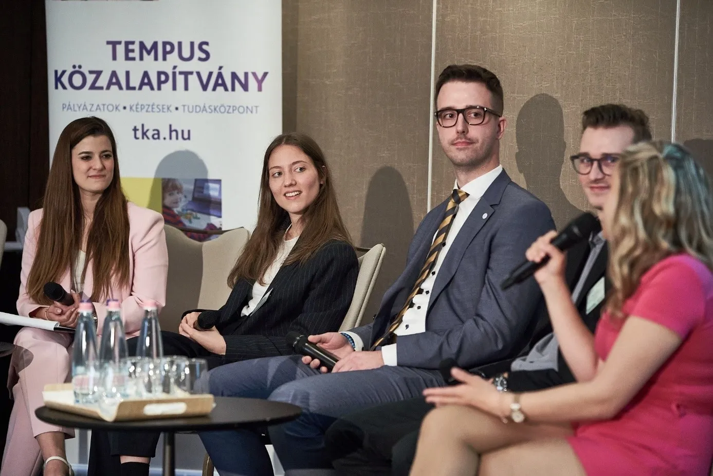 Sára Mudrák and Péter Németh, students of Széchenyi István University (second and third from the left), shared their views during the Pannonia Scholarship Programme roundtable discussion, together with Janka Czirják, a final-year medical student at Semmelweis University, and Dániel Vass, studying at Budapest University of Economics and Business (first and second from the right in the photo). (Photo: József Bankó)